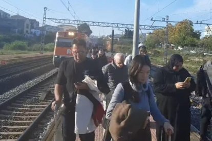 Imagen del tren siendo evacuado a Valls.