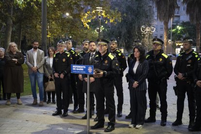 El proyecto se presentó ayer en Sant Pere i Sant Pau con representantes de las asociaciones vecinales y los agentes de referencia.