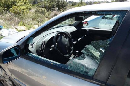 Imagen de uno coche con los cristales rotos en Tarragona.