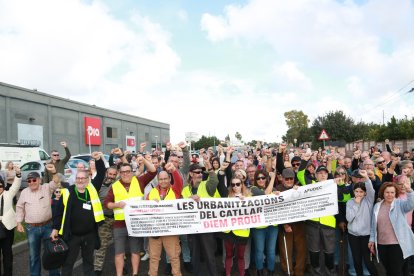 Unes 200 persones alcen els punys durant el tall de la carretera TP-2031