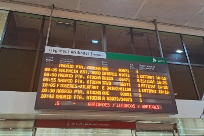 Pantalles dels trens de l'alta velocitat a l'estació de Sants.