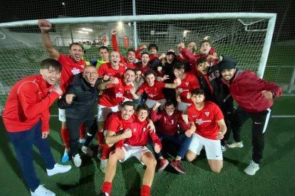 Els jugadors del Club Atlètic Roda de Barà celebrant la victòria sobre el Manresa a la tanda de penals.