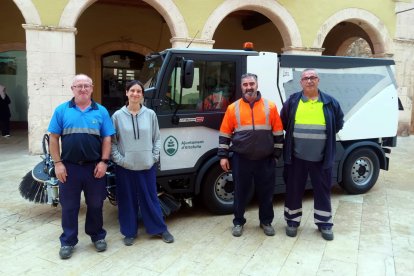 La coalcaldessa Alba Muntadas amb operaris de la Brigada i el nou camió escombradora.