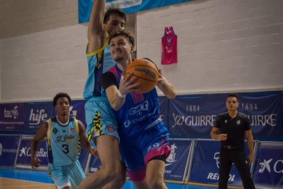 El jugador del CBT Josep Fermí Cera durant el partit d’ahir contra el Santfeliuenc al Serrallo.