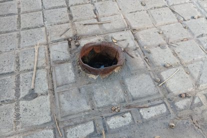 El pilón cortado provocado el traspié de la víctima.