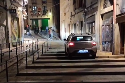Imagen del coche subiendo por las escaleras de la plaza dels Sedassos.