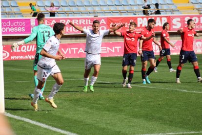 A la izquierda, el extremo de la Cultural Leonesa, Luís Chacón, celebrando un gol con el pichichi Manu Justo durante la victoria contra el Osasuna Promesas.