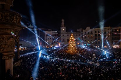 Un espectáculo de luz y música ayudó a los reusenses a iluminar el árbol de Navidad de la plaza del Mercadal con su energía y sus sueños.
