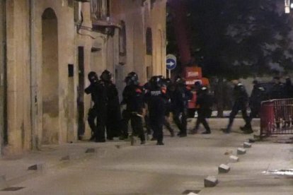 Los Mossos durante una de las entradas en Tortosa.