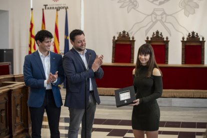 El concejal de Deportes, Mario Soler, el alcalde de Tarragona Rubén Viñuales y la patinadora Carla Plana.