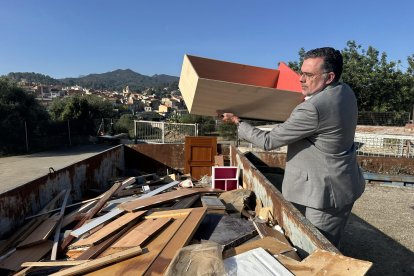 Josep Maria Tost a la zona de la deixalleria municipal de Riudecanyes.