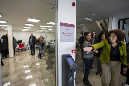 Imatge de la visita institucional al nou Servei de l’Habitatge, localitzat en un edifici annex a la Biblioteca Xavier Amorós.