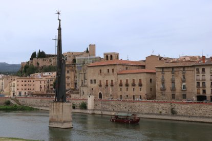 Imagen de archivo del monumento franquista del Ebro en Tortosa