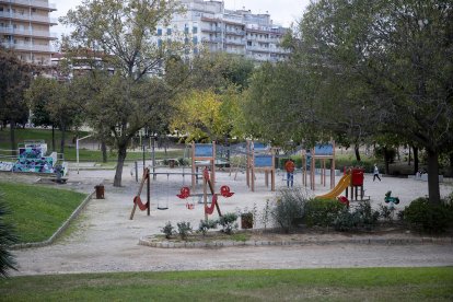 Es retirarà la cistella de bàsquet i l’skateparc per crear una gran zona de jocs infantils.