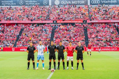 Eder Mallo i l’equip arbitral amb els capitans de Nàstic i el Málaga abans de la disputa de la final del 'play-off' d’ascens a segona divisió.