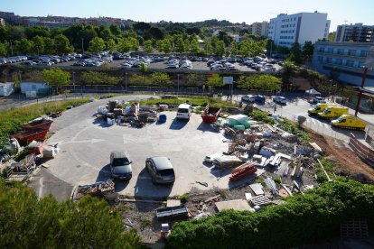 La zona d’aparcament habilitada per als professionals està ubicat entre el Sociosanitari Francolí i el pàrquing dissuasiu de Guillem Oliver.