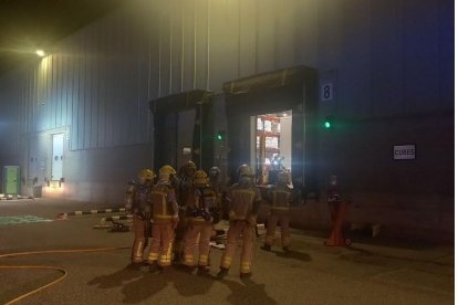 Los Bomberos trabajando en el incendio.