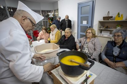 Fotografia de la classe magistral sobre com fer torrons al barri de Mas Pellicer i a càrrec del pastisser Cristobal Tello.