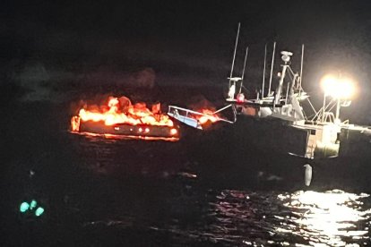 Momento del incendio del pesquero.