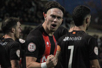 El davanter Joan Torrents celebrant un gol.