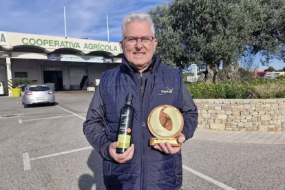 Pau Serra, president de la Cooperativa Agrícola de Cambrils, amb el reconeixement a un dels millors olis de Catalunya.