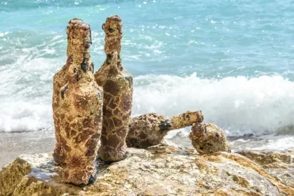 El producto se presenta en ánforas de medio litro con incrustaciones de coral.