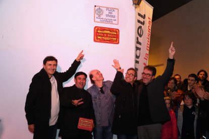 Los Lax'n'busto descubren una placa en su honor en la plaza del Tívoli del Vendrell