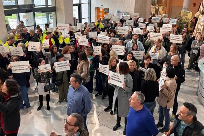 Treballadors de l’Ajuntament de Cambrils, convocats per CSIF, CCOO i UGT, protestant al consistori