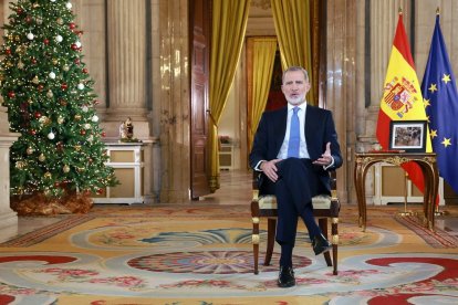 El rei d'Espanya, Felip VI, assegut en una cadira mentre pronuncia el discurs de Nadal