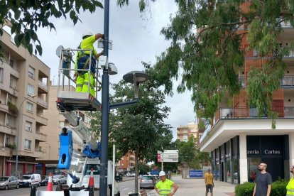 Instal·lació dels sensors de qualitat de l'aire de la ZBE.