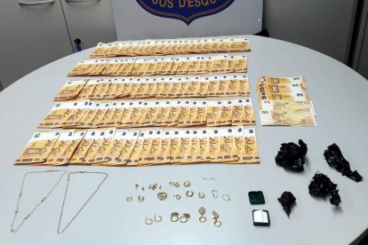 Les joies i els 5.250 euros en efectiu robats pels lladres en una finca de Sants