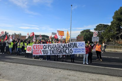 Imatge dels treballadors durant la protesta a l'N-240.