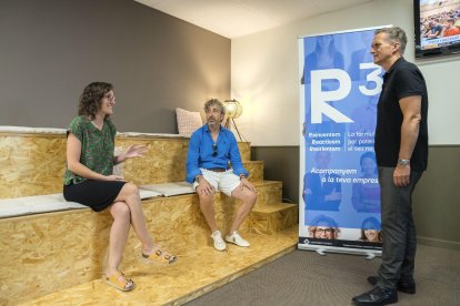 Anna Ferran, del centre de fisioteràpia respiratòria Inspira’t; Javier Allué, d’Hacerclick Publicidad; i el regidor de Promoció Econòmica, Innovació i Coneixement, Josep Baiges.