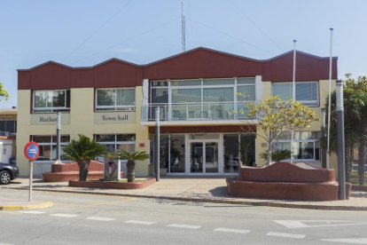 Fachada del Ayuntamiento de Camarles.