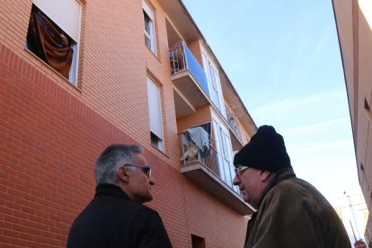 Marcel·lí Balcells, propietari d'un pis d'un bloc ocupat de Santa Bàrbara d'on ha hagut de marxar, acompanyat d'un amic davant de l'edifici ocupat