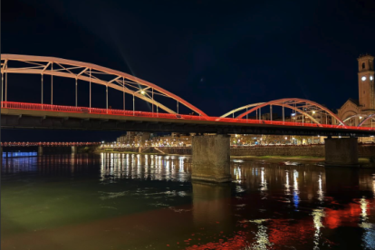 Els ponts de Tortosa s’il·luminen de roig aquest dissabte amb motiu de la Marató de Donants de Sang