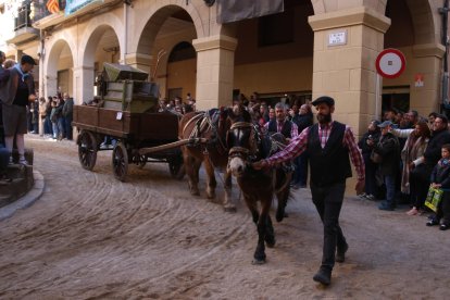 Un carro participant als Tres Tombs de Valls, durant el seu pas pel 'tomb de l'ajuntament'