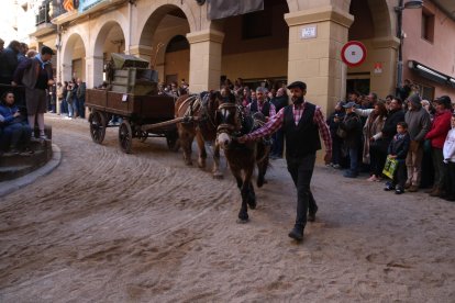 Un carro participant als Tres Tombs de Valls, durant el seu pas pel 'tomb de l'ajuntament'