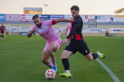 El 10 del Reus FC Reddis, Ricardo Vaz, durant una acció del duel contra el Badalona.