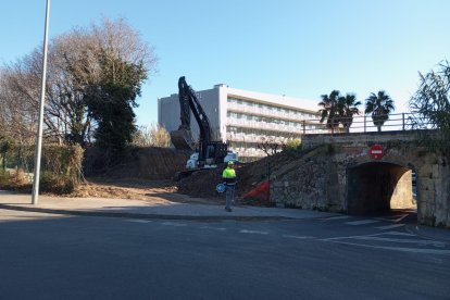 Una imagen trabajando en el derribo del puente en el Vial del Cavet.