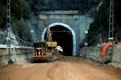 Operadors treballant amb la maquinària a l'entrada del túnel de Roda de Berà.