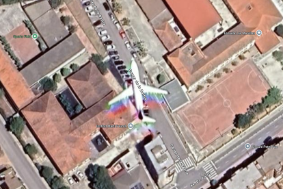 Imagen del avión sobrevolando Montblanc.