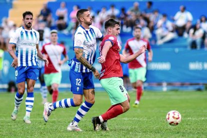 Borja Granero, defensant una acció durant un partit d’aquesta temporada amb l’Alcoyano.