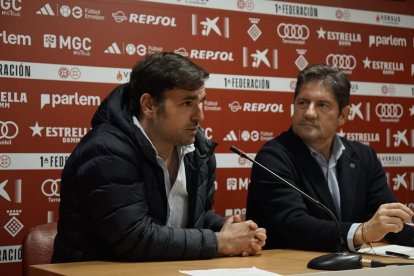 El director esportiu, Javi Sanz, i el president executiu del Nàstic, Lluís Fàbregas.