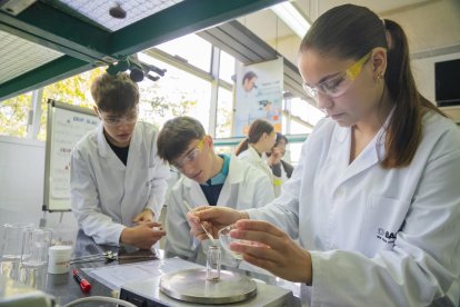 Els alumnes de 4t d’ESO de diversos instituts tarragonins van haver d’esbrinar quinze substàncies amb experiments químics i físics.