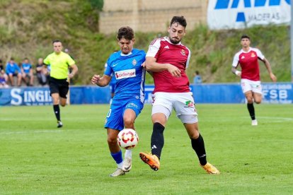El defensor del Nàstic, Unai Dufur, durant el partit de la primera volta al camp de l’Amorebieta.