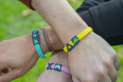 Las pulseras utilizan un código de colores y símbolos.