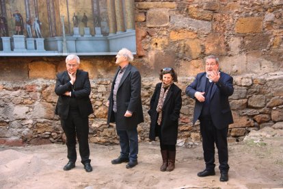 El arzobispo de Tarragona en el lugar de las excavaciones arqueológicas de la Catedral de Tarragona.