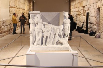 Imagen del Sarcófago de Hipólito y de la sala que se ha restaurado, en la torre del Pretorio de Tarragona.