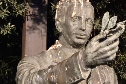 La estatua de Lluís Companys, cubierta de excrementos de pájaros.